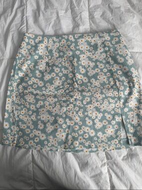 Wild Fable Daisy print mini skirt, size 8
